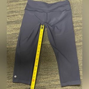 🍑 Lululemon Wunder Under navy crop legging